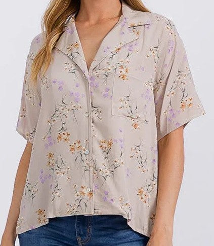 WOMEN'S SHORT SLEEVE FRONT POCKET BUTTON UP FLORAL BLOUSE